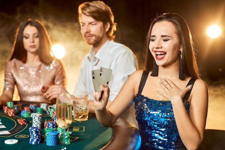 Pengguna mengakses permainan casino langsung melalui perangkat mobile layar sentuh